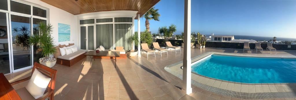 Bazén v ubytovaní Villa Dois Mares Puerto Calero alebo v jeho blízkosti