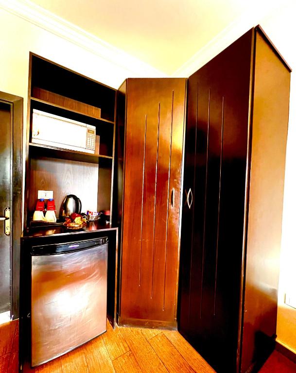 Kuchyň nebo kuchyňský kout v ubytování Queens Suite Hotel