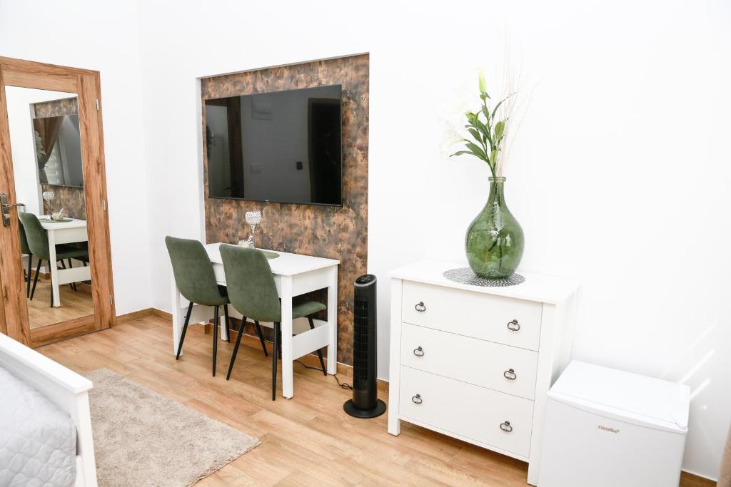 TV a/nebo společenská místnost v ubytování Apartmány Ellie