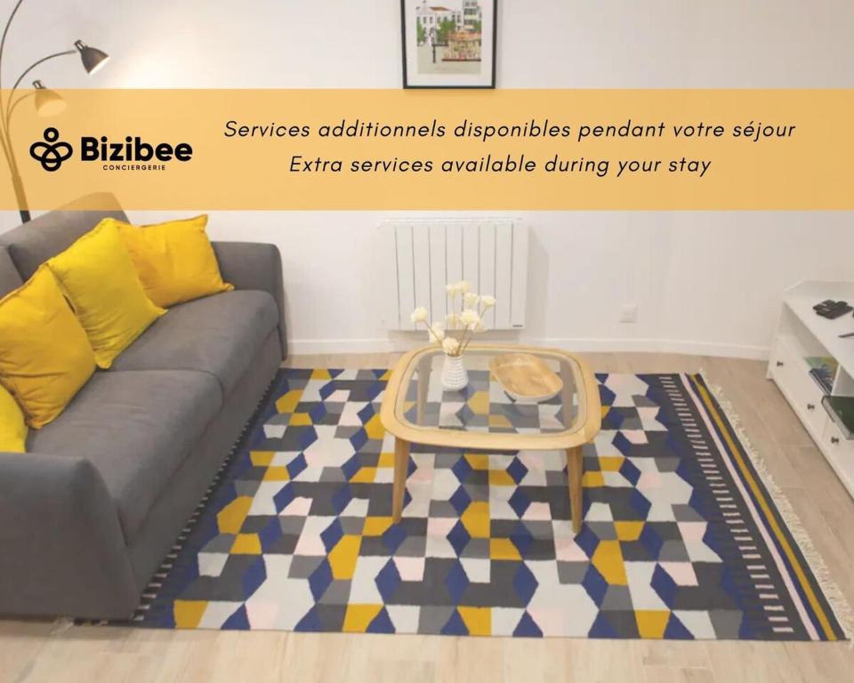 un salon avec un canapé et une table basse dans l'établissement Le jardin des Hautes Presles Le carrousel City, à Fontainebleau