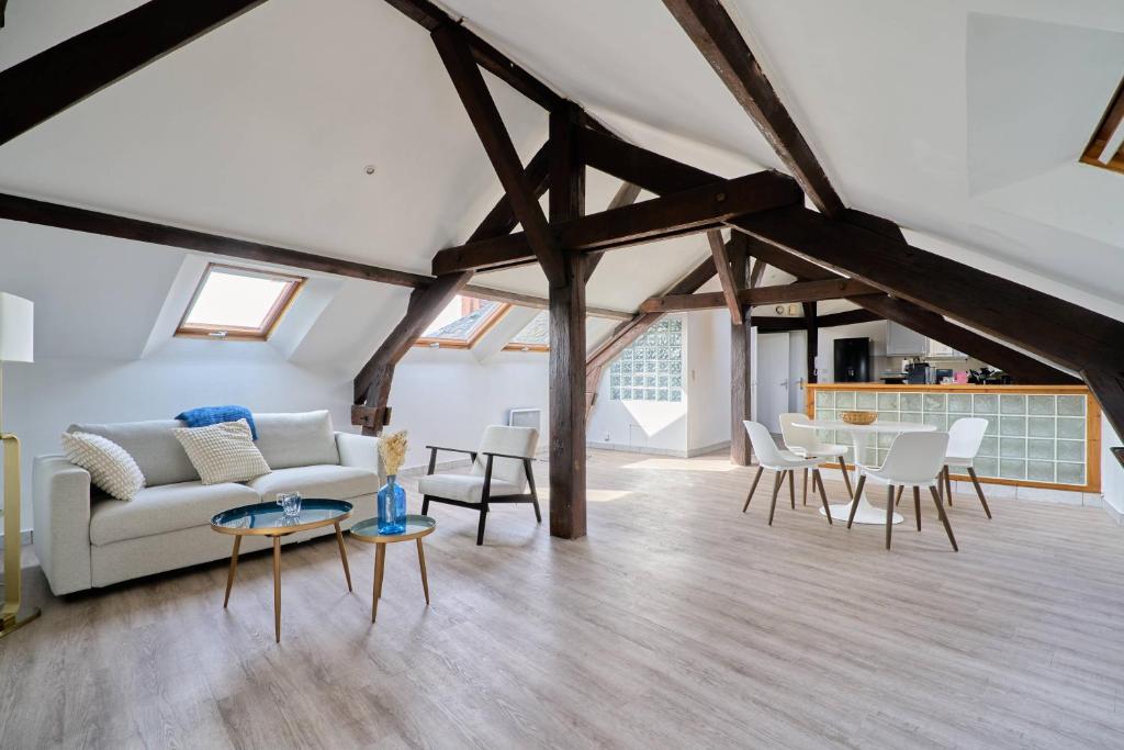 a living room with a couch and chairs and a table at LE NID DE LA GLORIETTE Hyper centre NANTES WIFI in Nantes