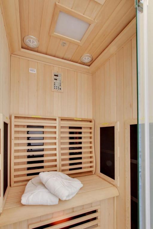 Chambre avec 2 oreillers blancs assis sur un banc dans une maison dans l'établissement Palm house Sauna city center ideal Insead, à Fontainebleau