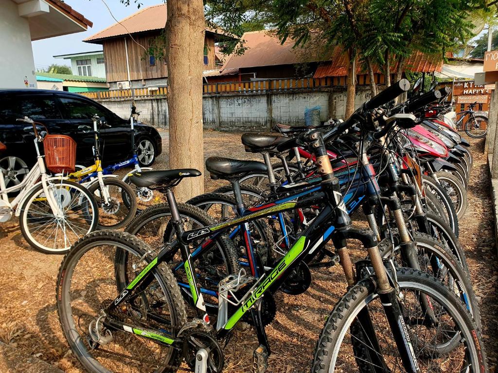 Jízda na kole v ubytování Perfect Resort and Motorbike & Bicycle for rents Sukhothai nebo okolí