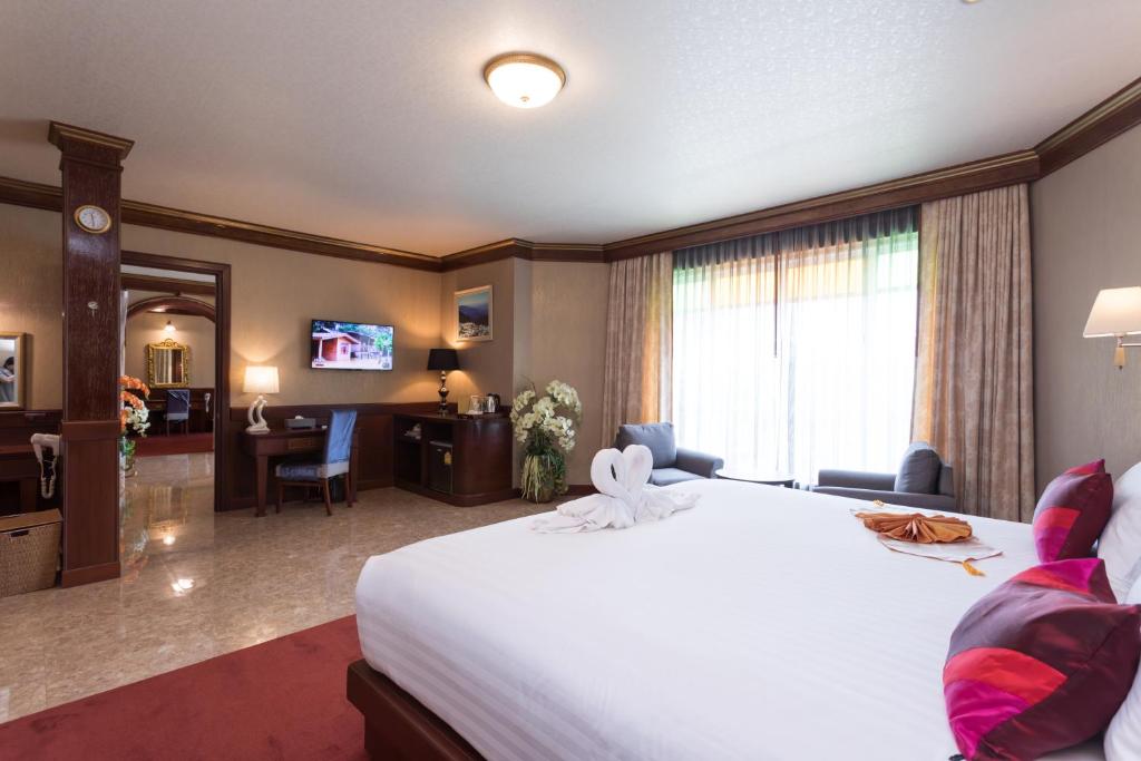 TV a/nebo společenská místnost v ubytování Erawan Hotel
