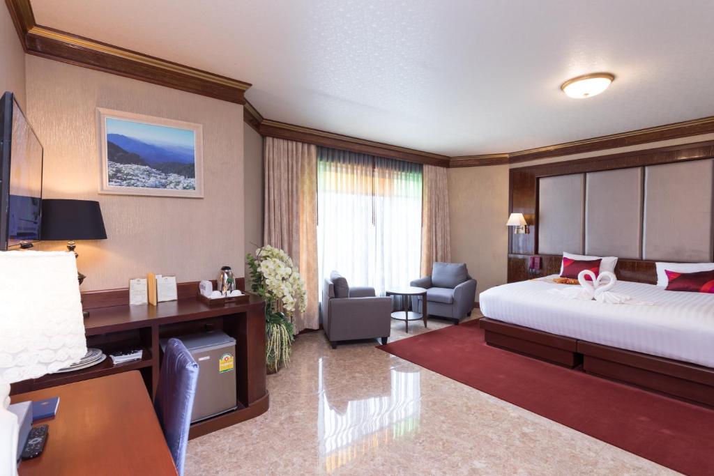 Postel nebo postele na pokoji v ubytování Erawan Hotel