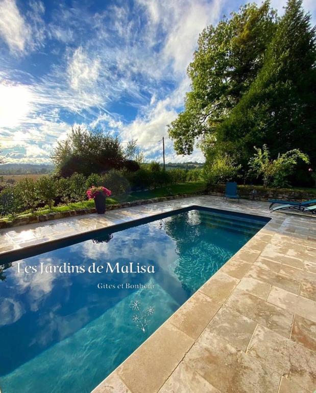 une piscine dans l'arrière-cour d'une maison dans l'établissement Les Jardins de MaLisa - Adulte Only -, à Ferrières-la-Verrerie