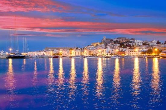 Aussicht auf einen Hafen in der Nacht mit einer Stadt in der Unterkunft Casa vacanze appartamento Ibiza città in Ibiza-Stadt
