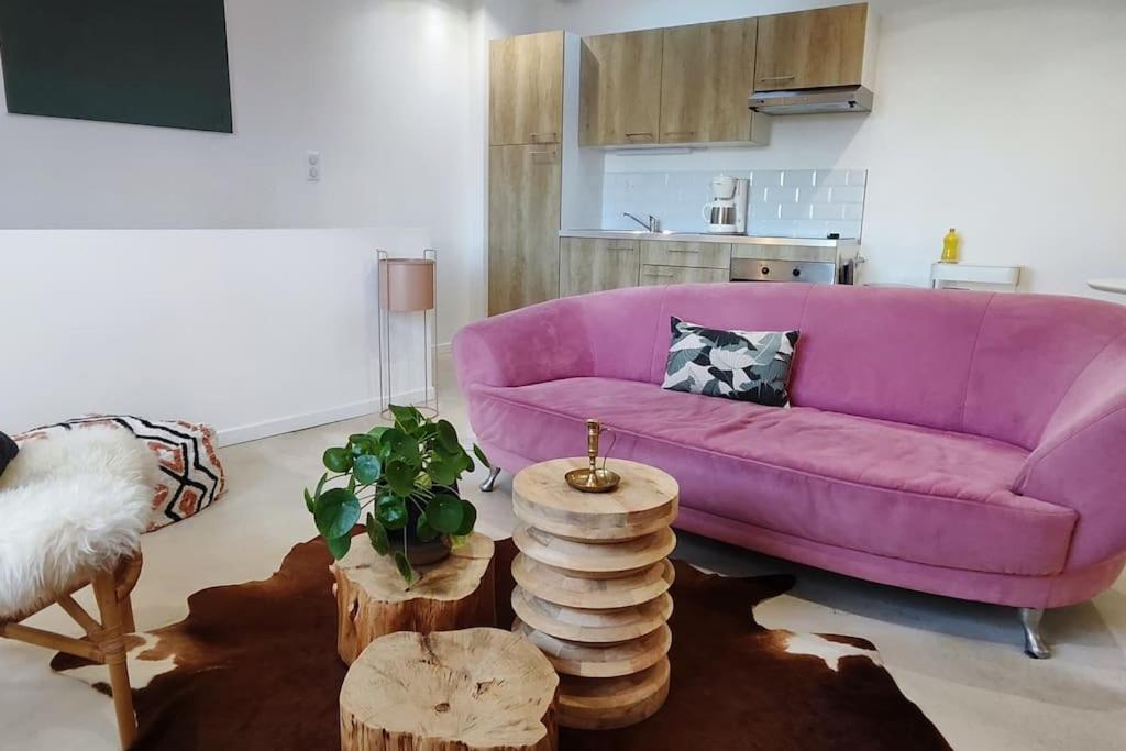 sala de estar con sofá púrpura y mesas de madera en L'élégante, 2 pers, centre ville Soyaux, en Soyaux