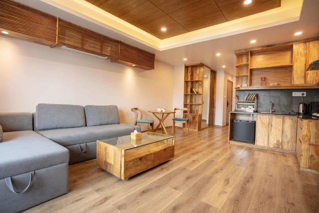 Kuchyň nebo kuchyňský kout v ubytování HOTEL BHRIKUTI TARA