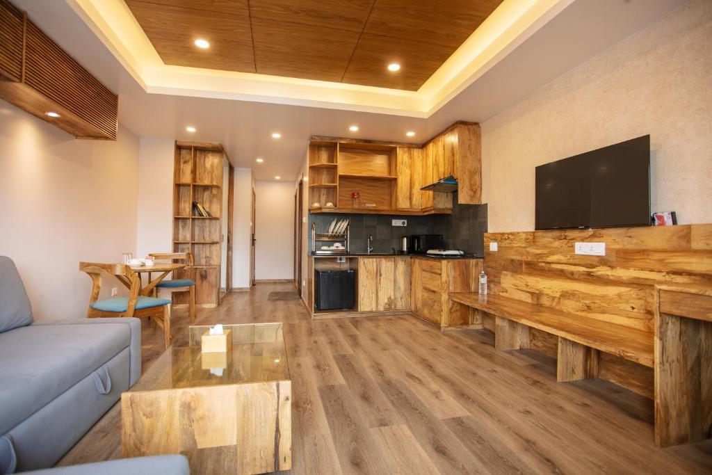 Kuchyň nebo kuchyňský kout v ubytování HOTEL BHRIKUTI TARA