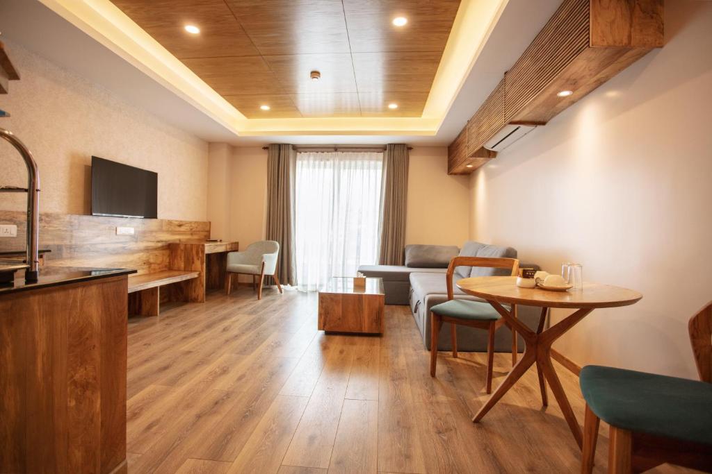TV a/nebo společenská místnost v ubytování HOTEL BHRIKUTI TARA