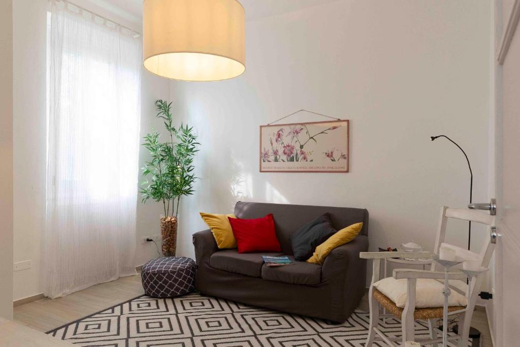 sala de estar con sofá y mesa en ROSSENA HOME tranquillo appartamento, con giardino, vicino al centro ed all'Ospedale Santa Maria Nuova SMN en Reggio Emilia