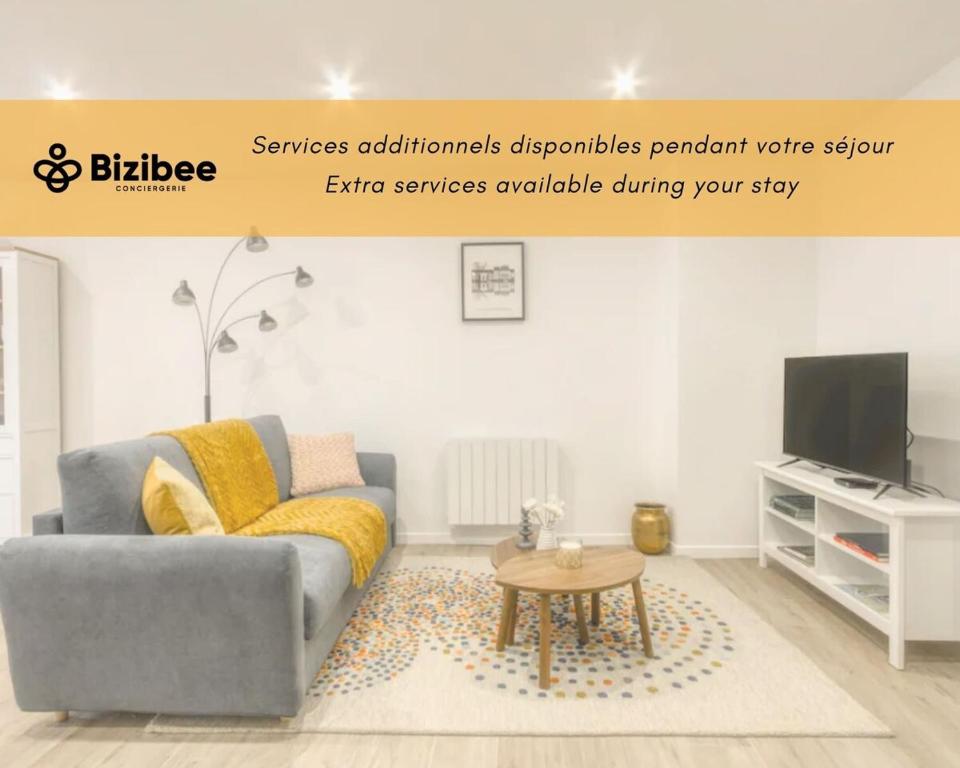 un salon avec un canapé et une télévision dans l'établissement Le jardin des Hautes Presles Dame Jouanne City, à Fontainebleau