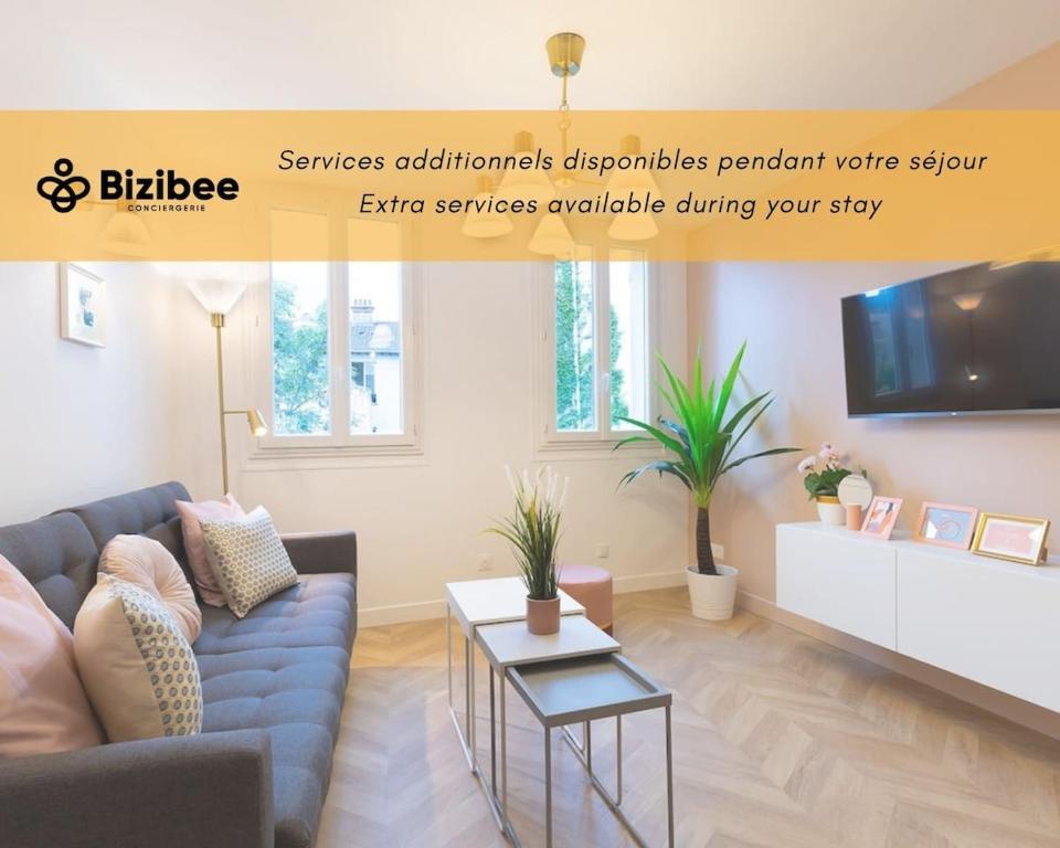 un salon avec un canapé et une télévision dans l'établissement Palm Springs - City Center - Fontainebleau, à Fontainebleau