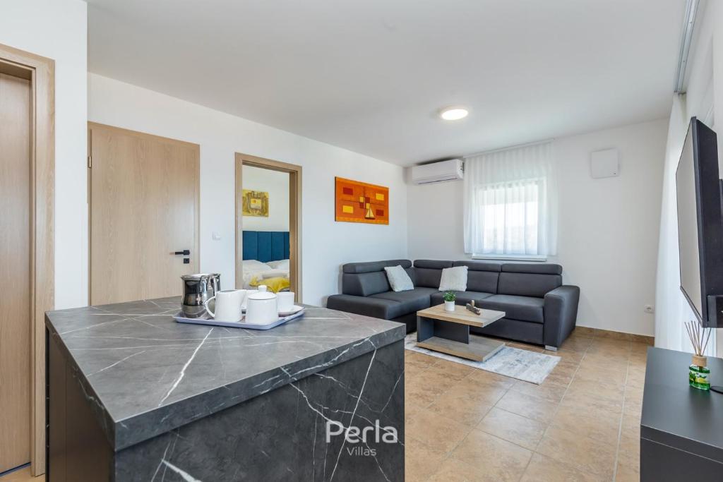 Posezení v ubytování House CAPRI with heated pool and sea view