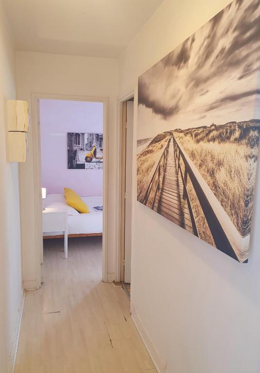 a room with a painting on the wall at Vue sur Paris in Ivry-sur-Seine
