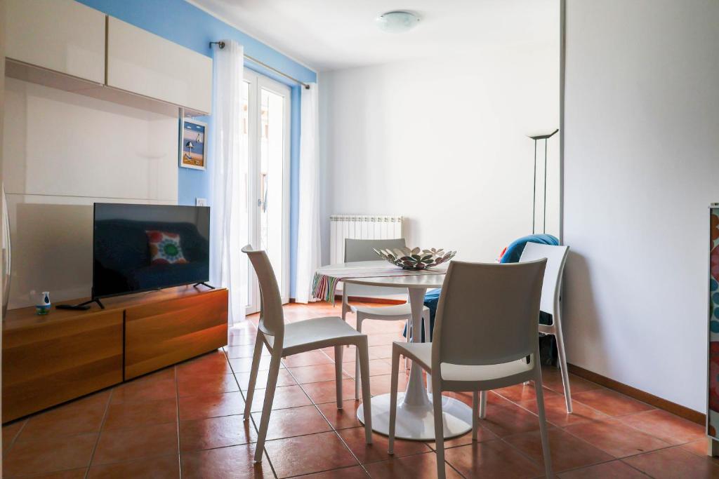 a dining room with a table and chairs and a television at Saporedilago in Peschiera del Garda