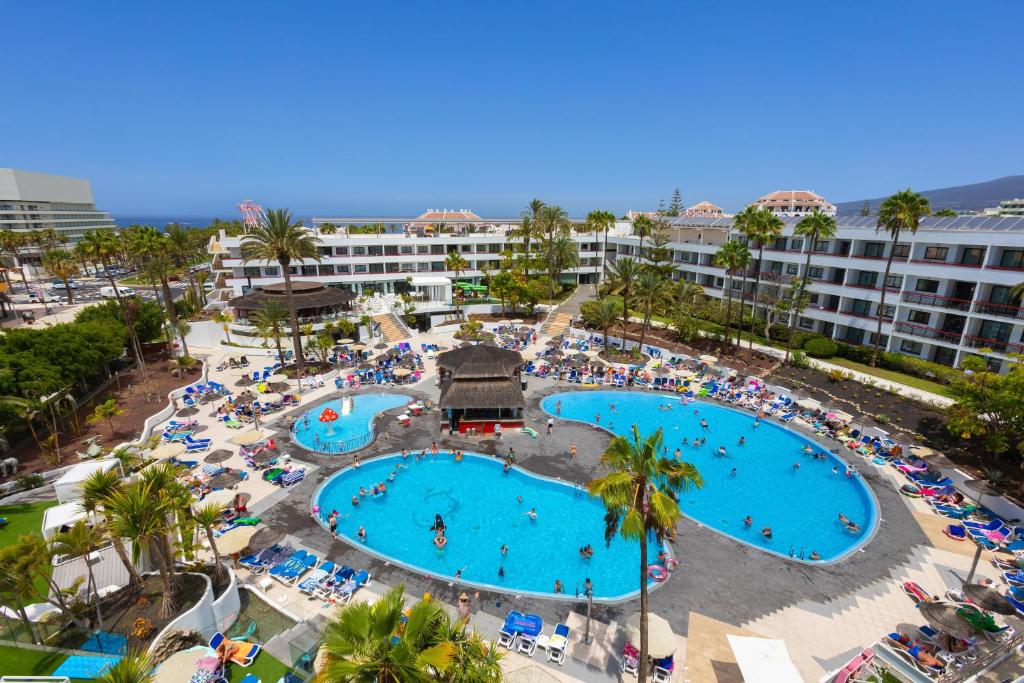 una vista aérea de un complejo con 2 piscinas en Alexandre Hotel La Siesta en Playa de las Américas