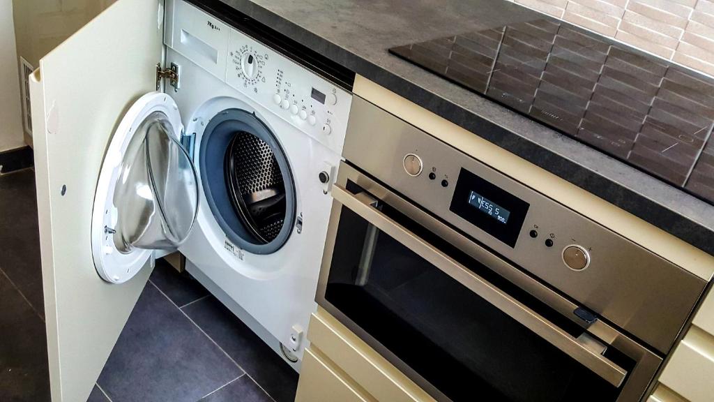 a washer and dryer in a kitchen at Vue sur Paris in Ivry-sur-Seine