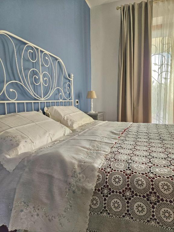 a bedroom with a large bed with a blue headboard at Da Nella Dimora di Campagna - Maison à Porter in Vasto