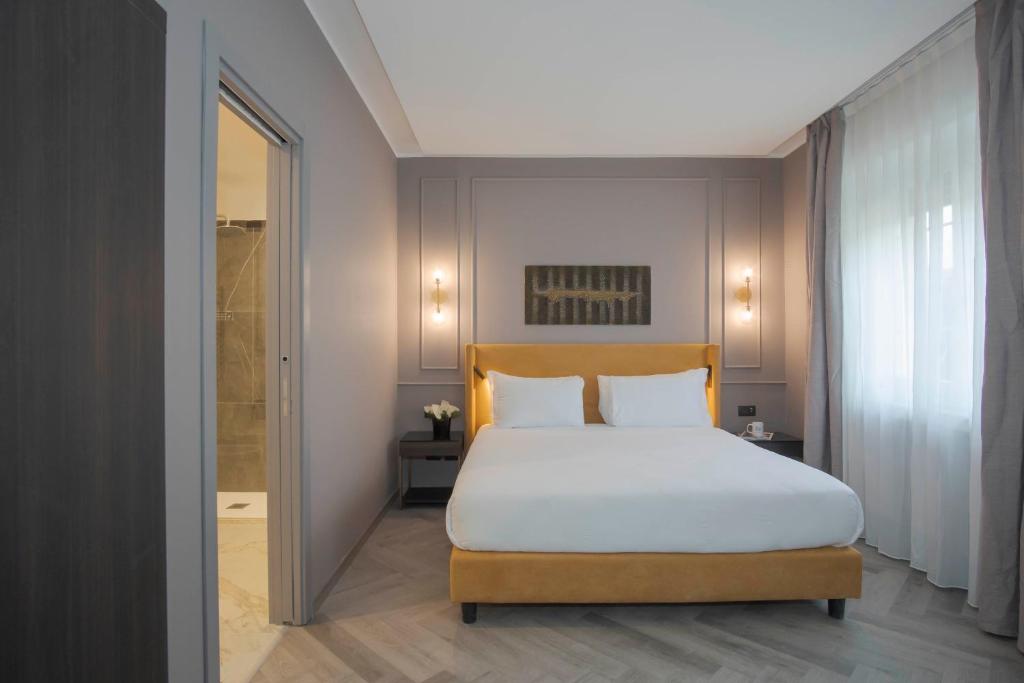 um quarto com uma cama grande e um chuveiro em Hotel Viminale em Roma