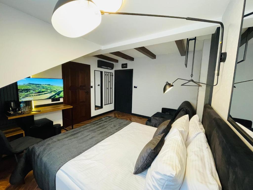 Televízia a/alebo spoločenská miestnosť v ubytovaní Hotel Millennium
