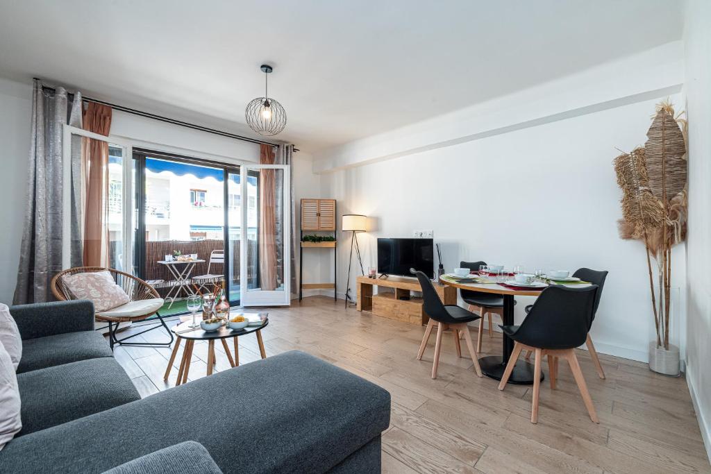 un salon avec un canapé et une table dans l'établissement Appartement Le Marly - Happy Rentals, à Antibes