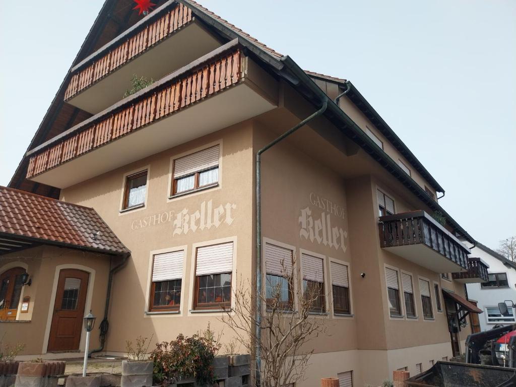 un edificio con un cartel en el costado en Gasthof Keller Merdingen, en Merdingen