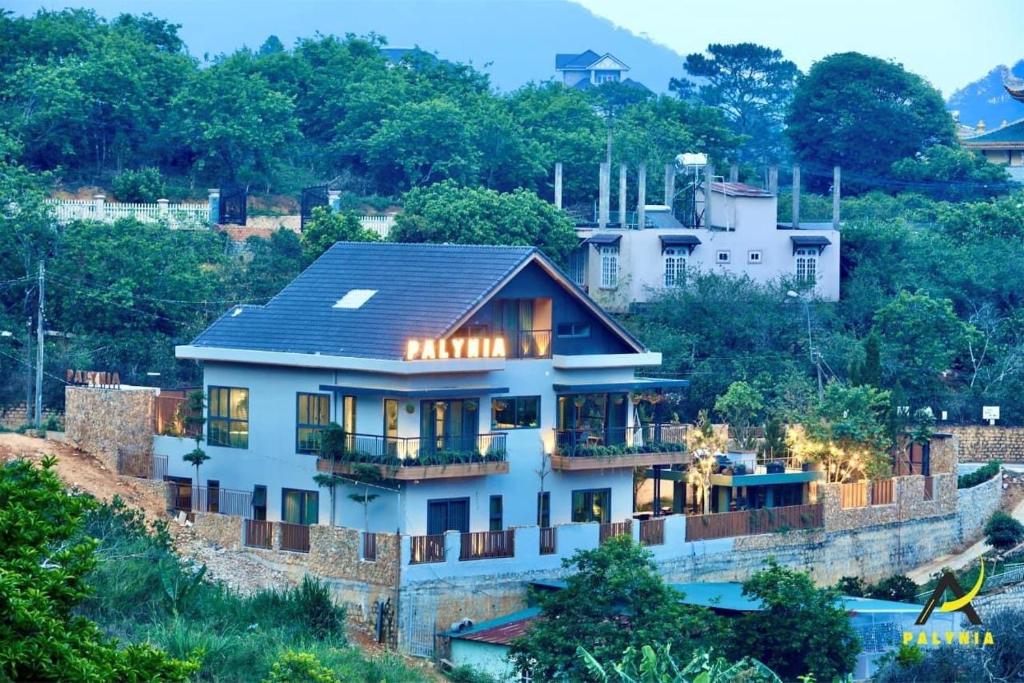 una casa sentada en la cima de una colina en Palynia en Xuan An