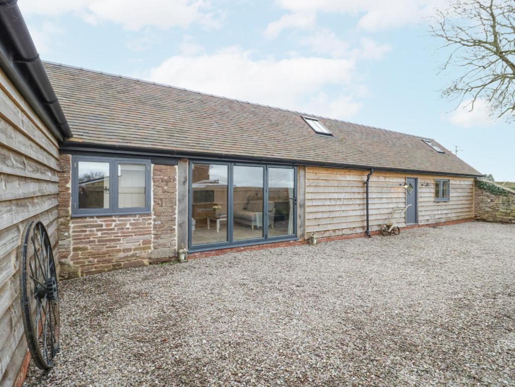 - Vistas al exterior de una casa con ventanas grandes en Meadow Barn en Leominster