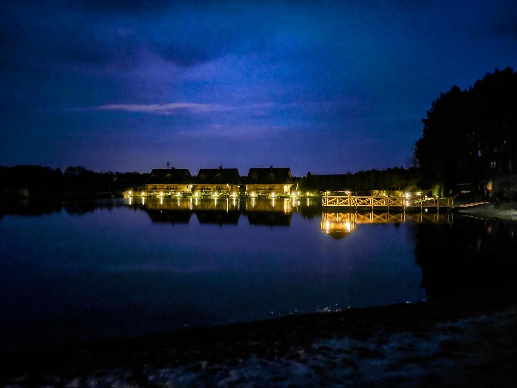 Vaade hotelli lähedal voolavale jõele