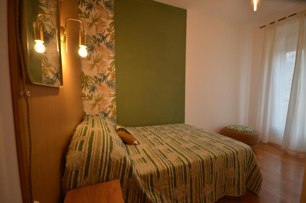 Un dormitorio pequeño con una cama en una habitación. en la Bohème Peschiera luxury apartment, en Peschiera del Garda