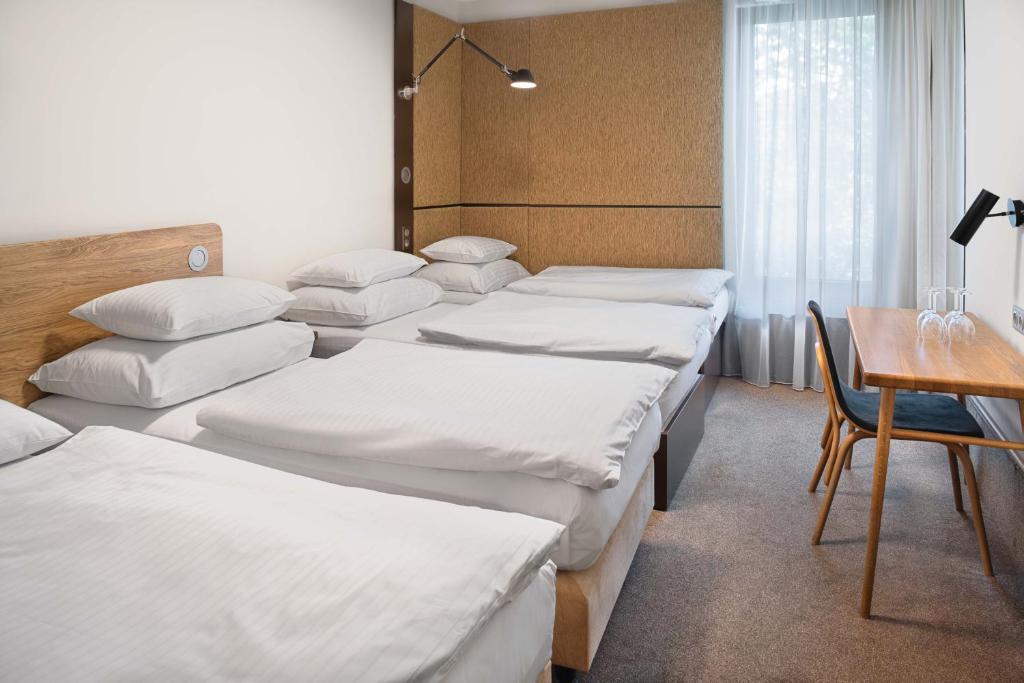 Postel nebo postele na pokoji v ubytování Hotel Golf Prague