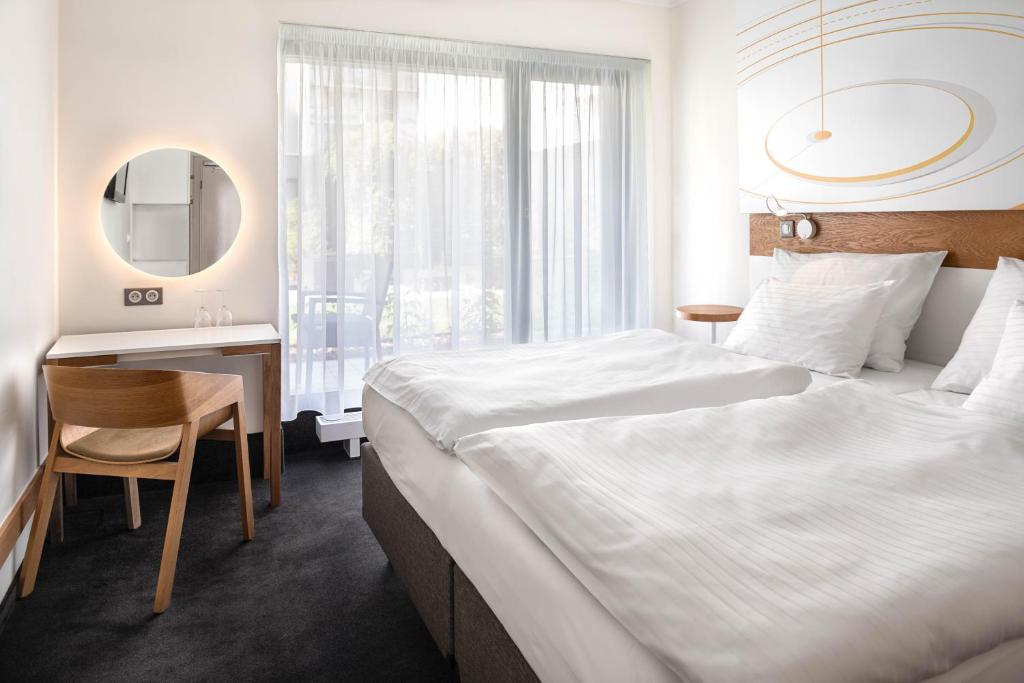 Postel nebo postele na pokoji v ubytování Hotel Golf Prague