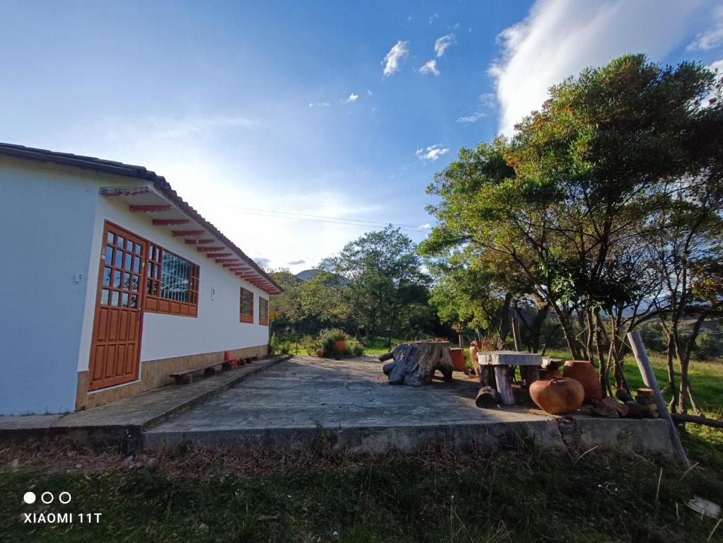 拉基拉的住宿－Buenavista, espacio natural，一座白色的建筑,有门和一些树木