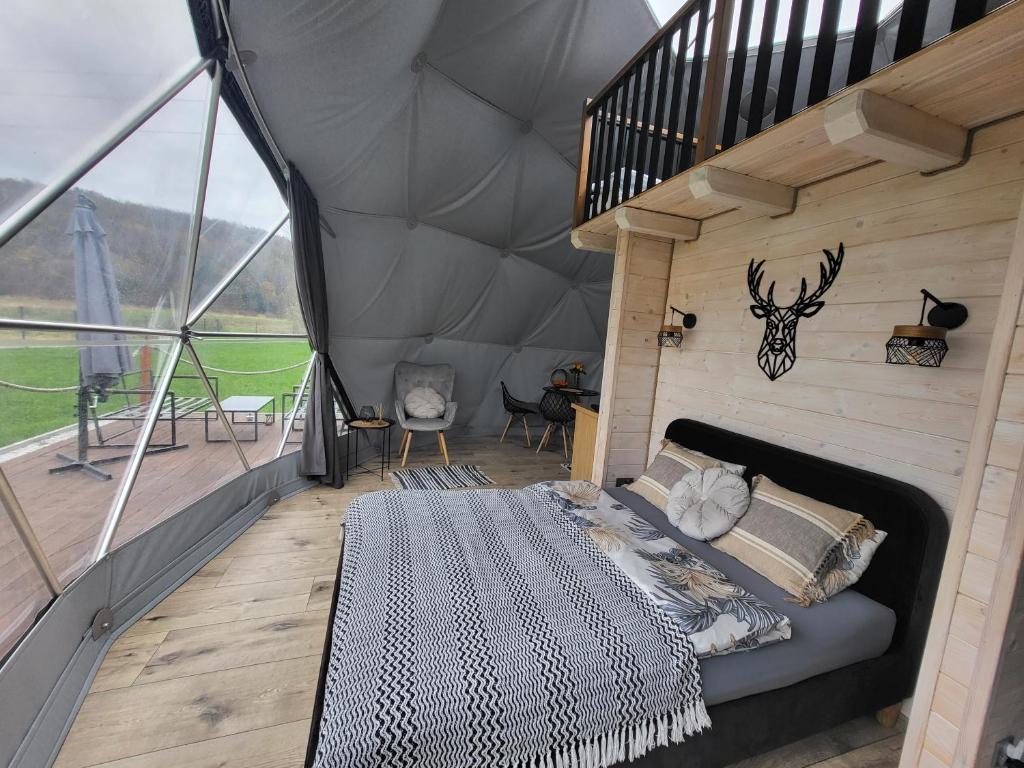 Postel nebo postele na pokoji v ubytování Glamping nad Sanem