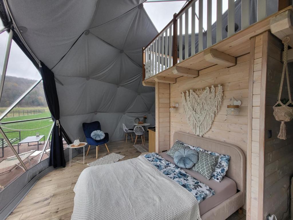 Postel nebo postele na pokoji v ubytování Glamping nad Sanem
