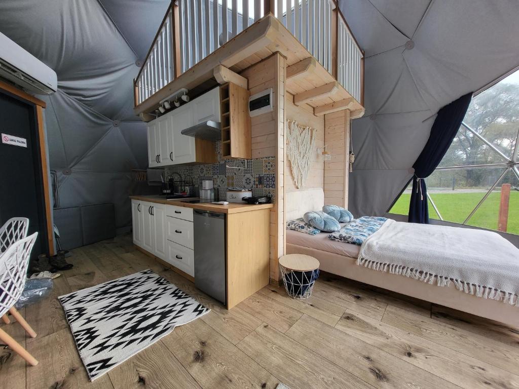 Kuchyň nebo kuchyňský kout v ubytování Glamping nad Sanem