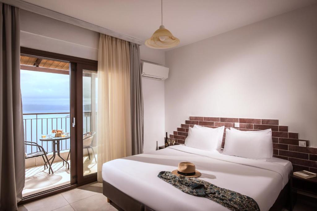 una camera con letto e balcone di Sunlight Elounda - Adults only Hotel "by Checkin" ad Ágios Nikólaos