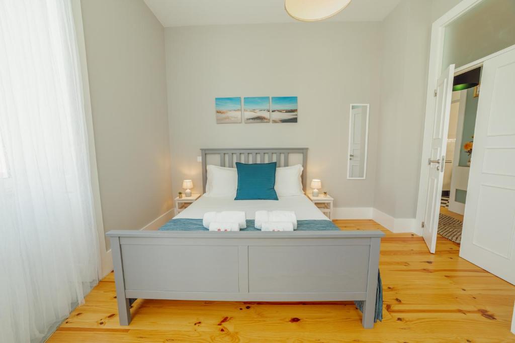 ein Schlafzimmer mit einem Bett mit zwei Kissen in der Unterkunft Bonfim Premium by Hosty in Porto