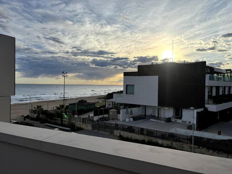 加瓦的住宿－Panoramic view Gavà Mar，海滩上的建筑,以海洋为背景