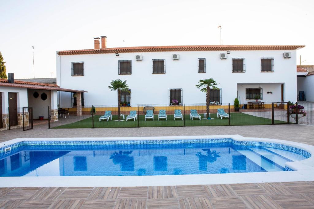 The swimming pool at or close to Casa Rural Los Llanos