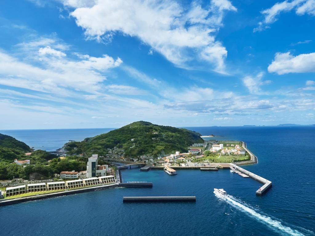 長崎市にあるアイランドナガサキの船が浮かぶ港の景色