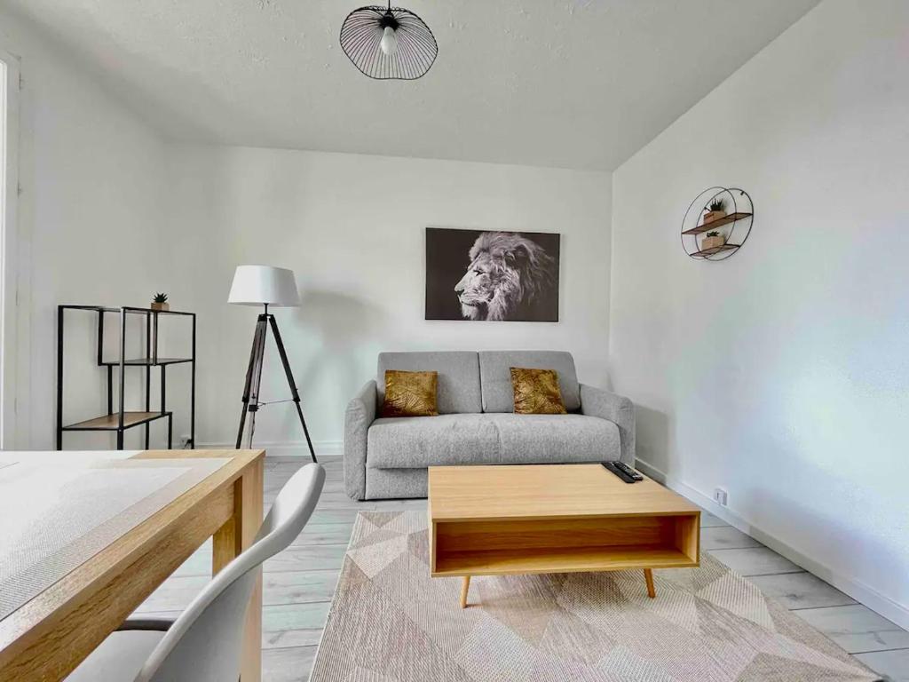 un salon avec un canapé et une table basse dans l'établissement Sorel by Yumē, à Toulouse