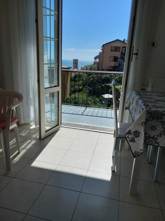 モンテロッソ・アル・マーレにあるCasa Patriziaの海の景色を望むバルコニー付きの客室です。