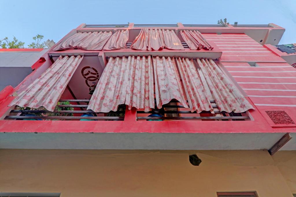 ラクナウにあるOYO The Homeの建物の上の赤い屋根