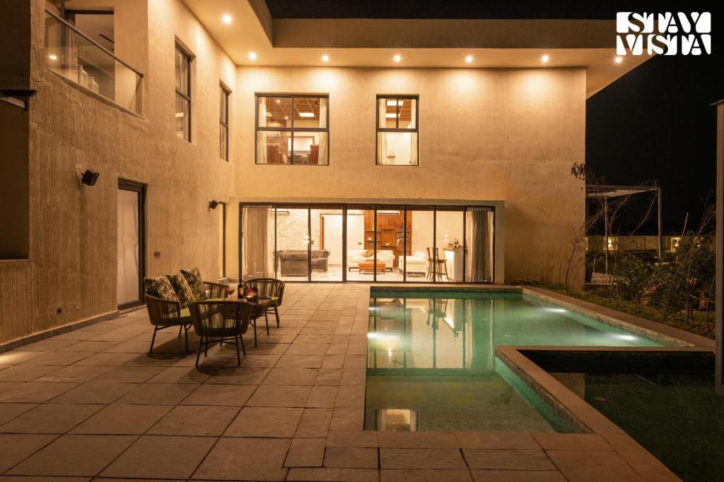 StayVistas The Sweet Life - Farm-View, Pet-Friendly Villa with Outdoor Pool, Terrace & Fireplace, Sohna (2025년 최신 요금)... 