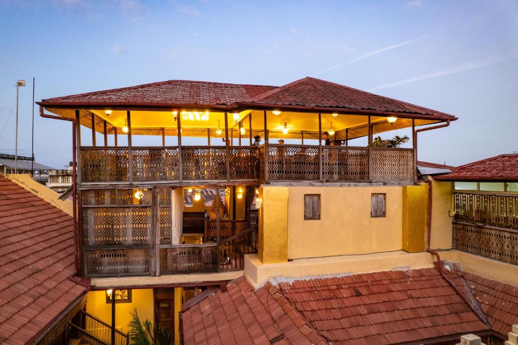 une maison avec une grande terrasse au-dessus dans l'établissement Jafferji House, à Zanzibar City