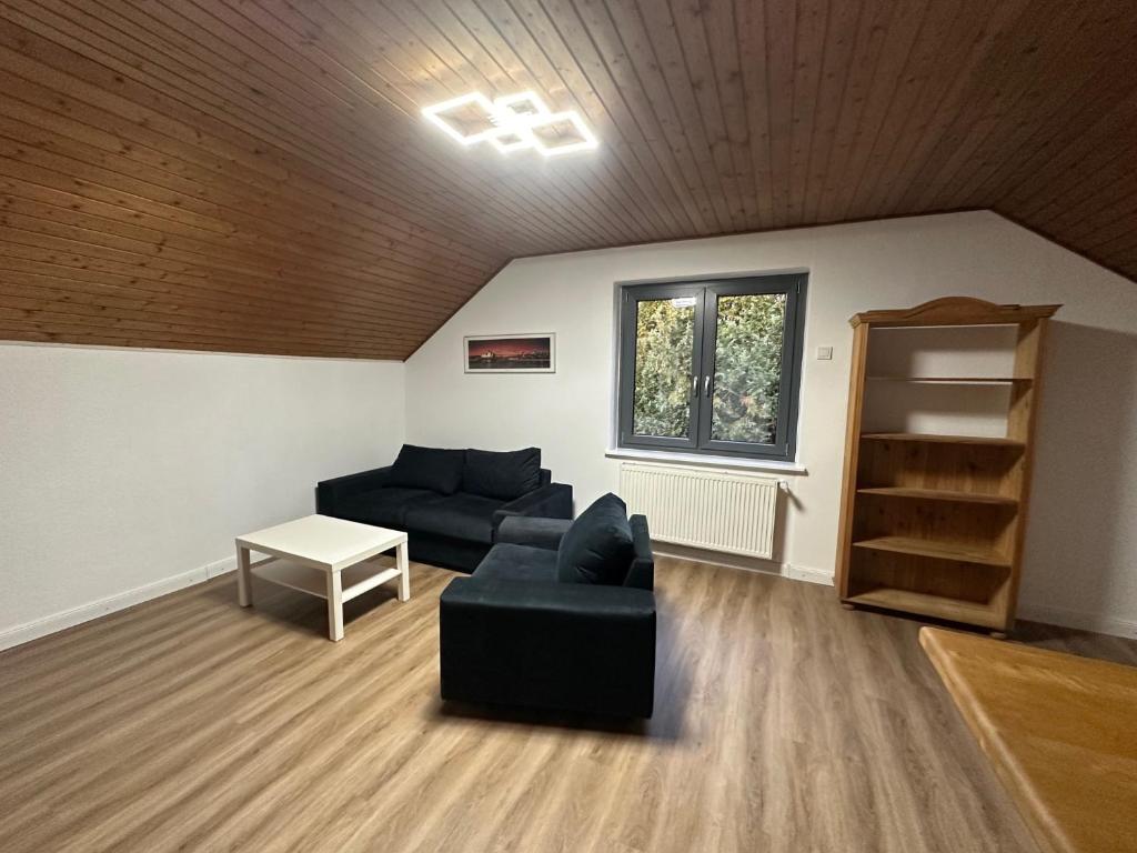 een woonkamer met een bank en een tafel bij Wolburg am Grossensee in Großensee