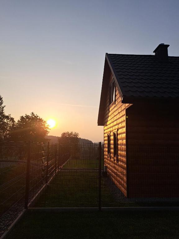 Východ nebo západ slunce při pohledu z prázdninového domu nebo okolí